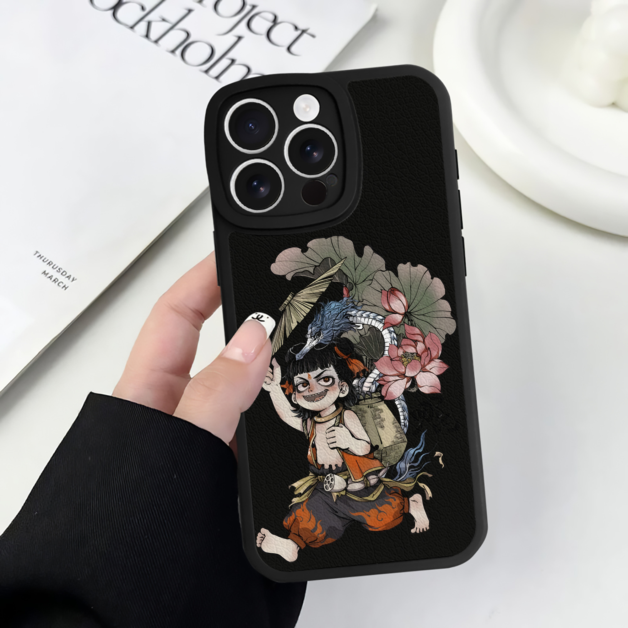 （画像用） Ne Zha 2 ナタ 魔童の大暴れ 【iPhone 16シリーズ対応】シリコンスマホケース（レザー調） 材質：シリコン